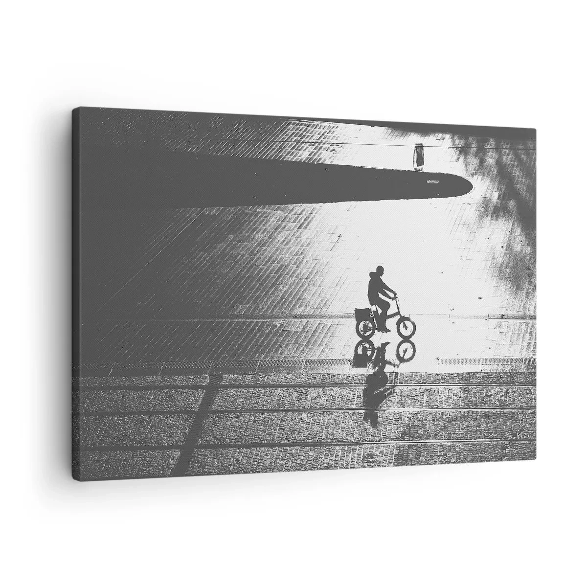 Lærredstryk - Billede på lærred - Sort-hvid silhuet af en cyklist på en våd gade - 70x50cm - Fremad, gennem byen - Moderne vægdekoration til stue og soveværelse ARTTOR