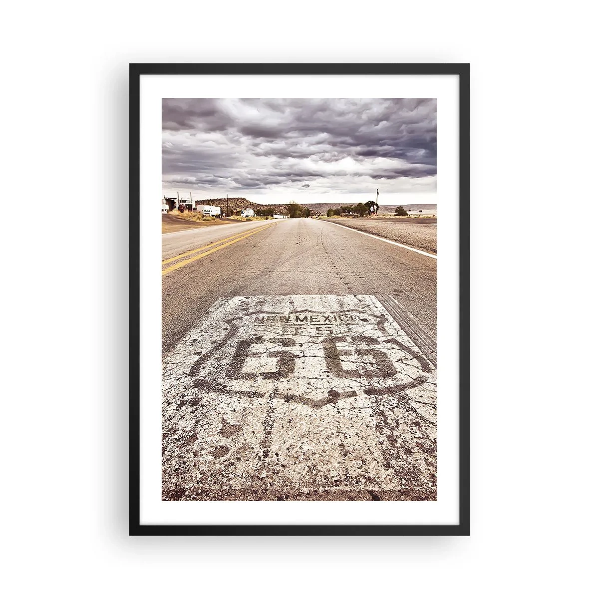 Plakat i sort ramme - En vej med Route 66-symbolet, der fører gennem et ørkenlandskab - 50x70cm - Mother Road - amerikansk legende - Moderne vægdekoration til stue og soveværelse ARTTOR