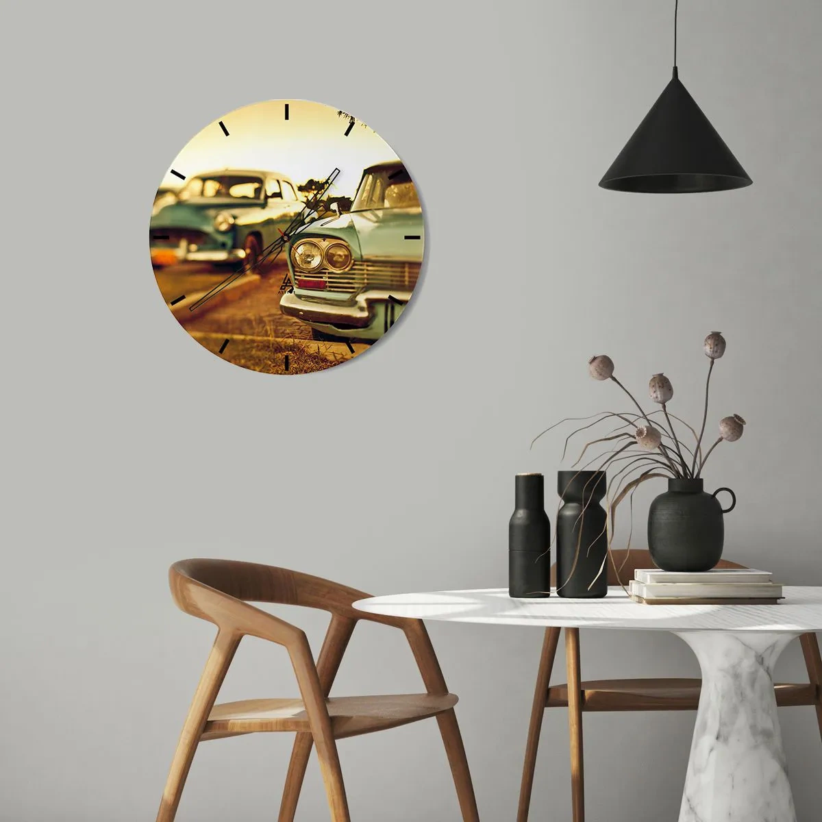 Vægur, Uret - To klassiske retrobiler mod en solnedgangsbaggrund - 30x30cm - Vi må vente og se - Moderne vægdekoration til stue, køkken og soveværelse ARTTOR