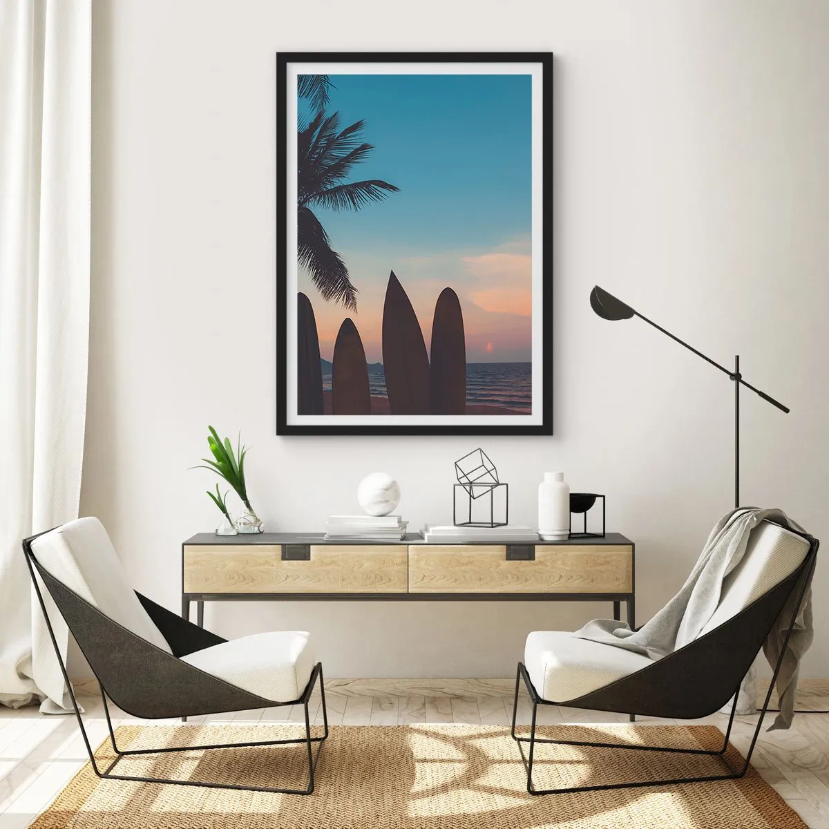 Plakat i sort ramme - Surfbrætter på stranden med en solnedgang og palmer i baggrunden - 50x70cm - I morgen bliver også sjovt - Moderne vægdekoration til stue og soveværelse ARTTOR