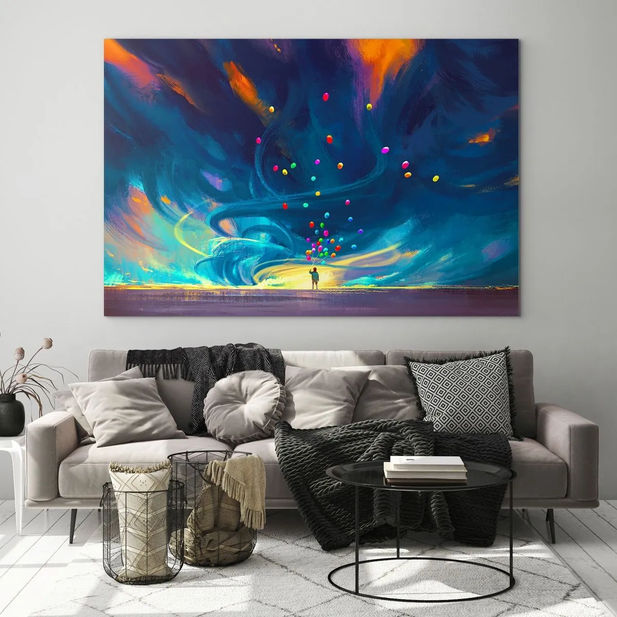 Billede på glas - En person, der holder farverige balloner mod en blå vindbaggrund. - 70x50cm - På en blå vind - Moderne vægdekoration til stue og soveværelse ARTTOR