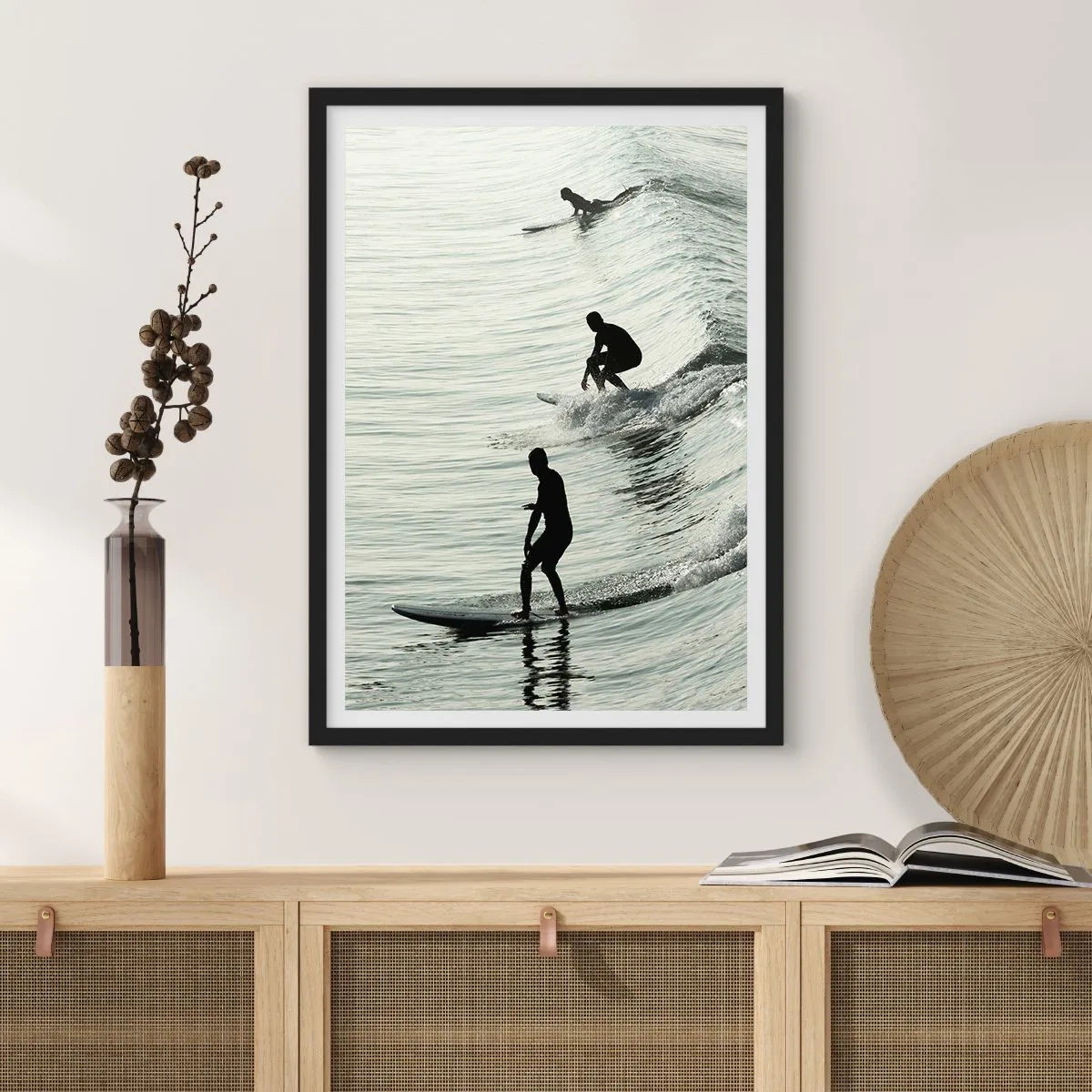 Plakat i sort ramme - Tre surfere rider på bølgerne i en monokromatisk stil - 50x70cm - Mødet med bølgen - Moderne vægdekoration til stue og soveværelse ARTTOR