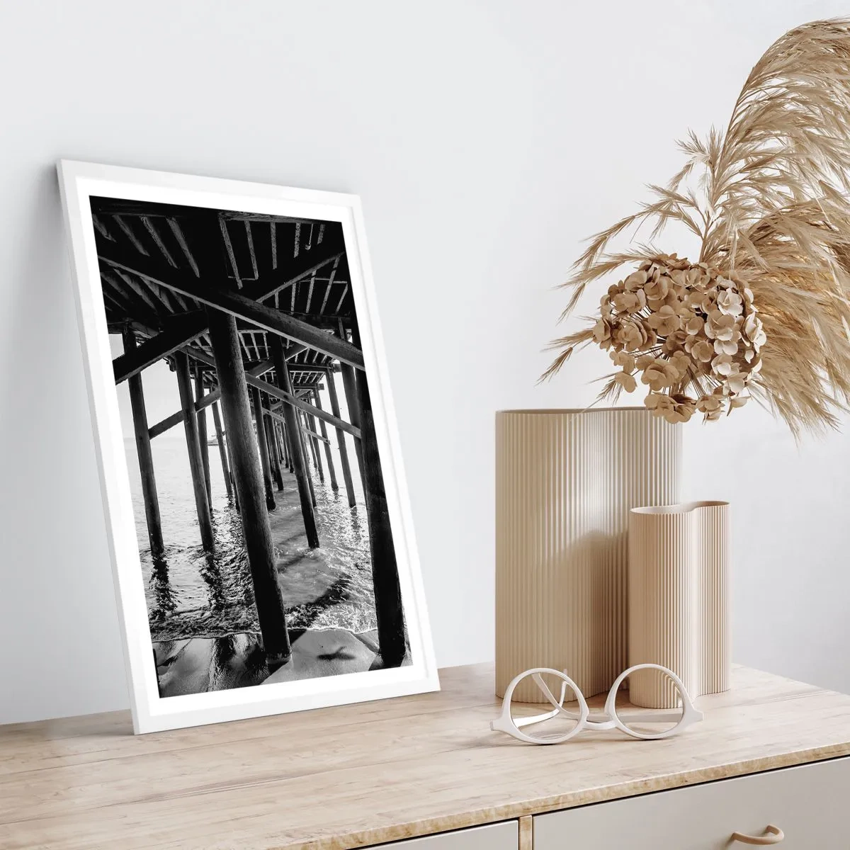 Plakat i hvid ramme - Strandskjul - 70x100 cm