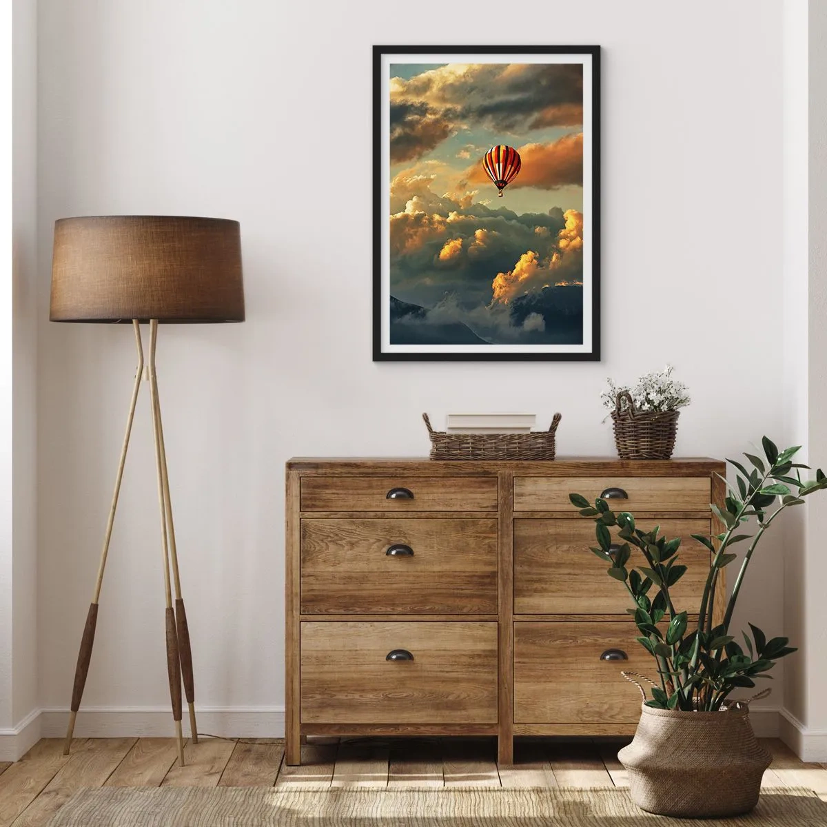 Plakat i sort ramme - En ballon blandt skyerne ved solnedgang - 50x70cm - Jeg går, fordi jeg vil - Moderne vægdekoration til stue og soveværelse ARTTOR