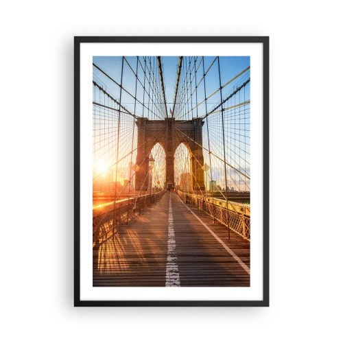 Plakat i sort ramme - Brooklyn Bridge oplyst af den opgående sols stråler - 50x70cm - På den gyldne bro - Moderne vægdekoration til stue og soveværelse ARTTOR