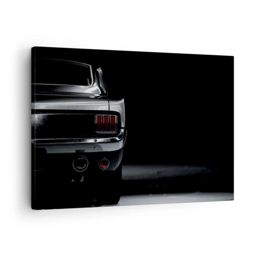 Lærredstryk - Billede på lærred - Et sort-hvidt billede af bagenden af en klassisk bil mod en mørk baggrund. - 70x50cm - Klassisk charme - Moderne vægdekoration til stue og soveværelse ARTTOR
