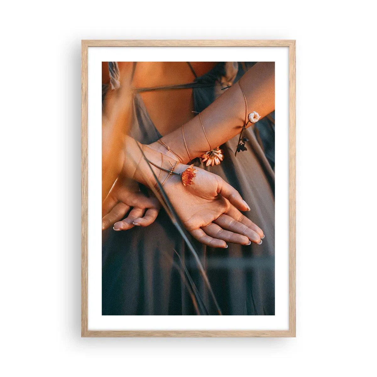 Plakat i ramme af lyst egetræ - Forbundet med naturen - 50x70 cm