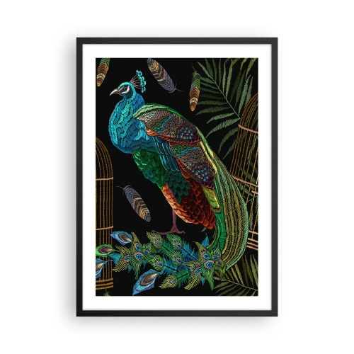 Plakat i sort ramme - En farverig påfugl mod en baggrund af gyldne bure og grønne blade. - 50x70cm - I kongelige gevandter - Moderne vægdekoration til stue og soveværelse ARTTOR