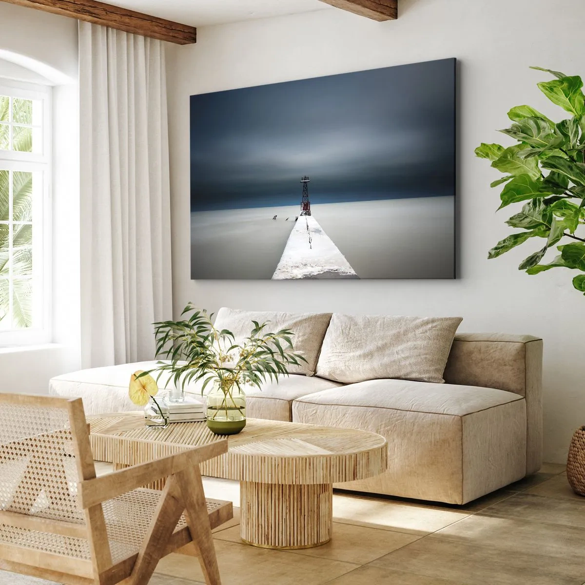 Lærredstryk - Billede på lærred - Et fyrtårn for enden af en betonmole i et barskt landskab - 70x50cm - At møde det uendelige - Moderne vægdekoration til stue og soveværelse ARTTOR