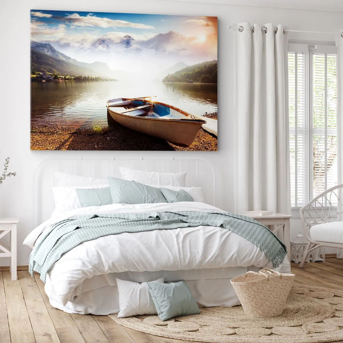 Lærredstryk - Billede på lærred - En båd på bredden af en sø med udsigt over bjergene om morgenen - 70x50cm - Over store og klare vande - Moderne vægdekoration til stue og soveværelse ARTTOR