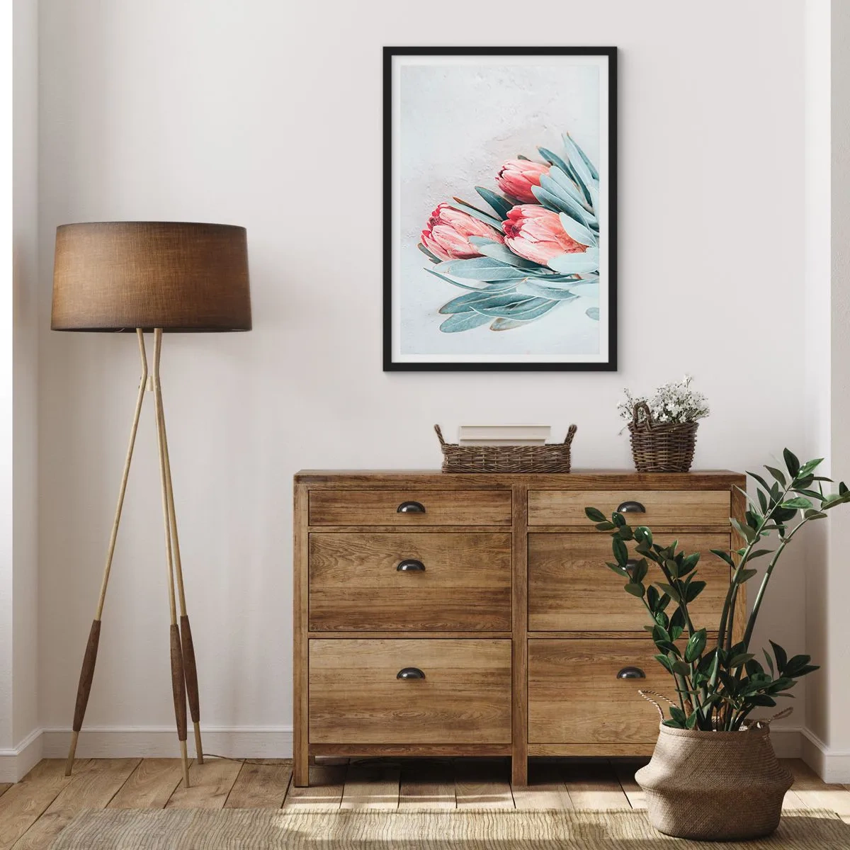 Plakat i sort ramme - En subtil komposition af proteablomster på en lys baggrund - 50x70cm - Skammer sig over deres egen skønhed - Moderne vægdekoration til stue og soveværelse ARTTOR