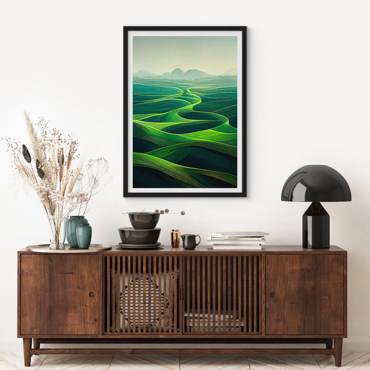 Plakat i sort ramme - Grønne, bølgende marker med udsigt over bjergene - 50x70cm - I grønne dale - Moderne vægdekoration til stue og soveværelse ARTTOR