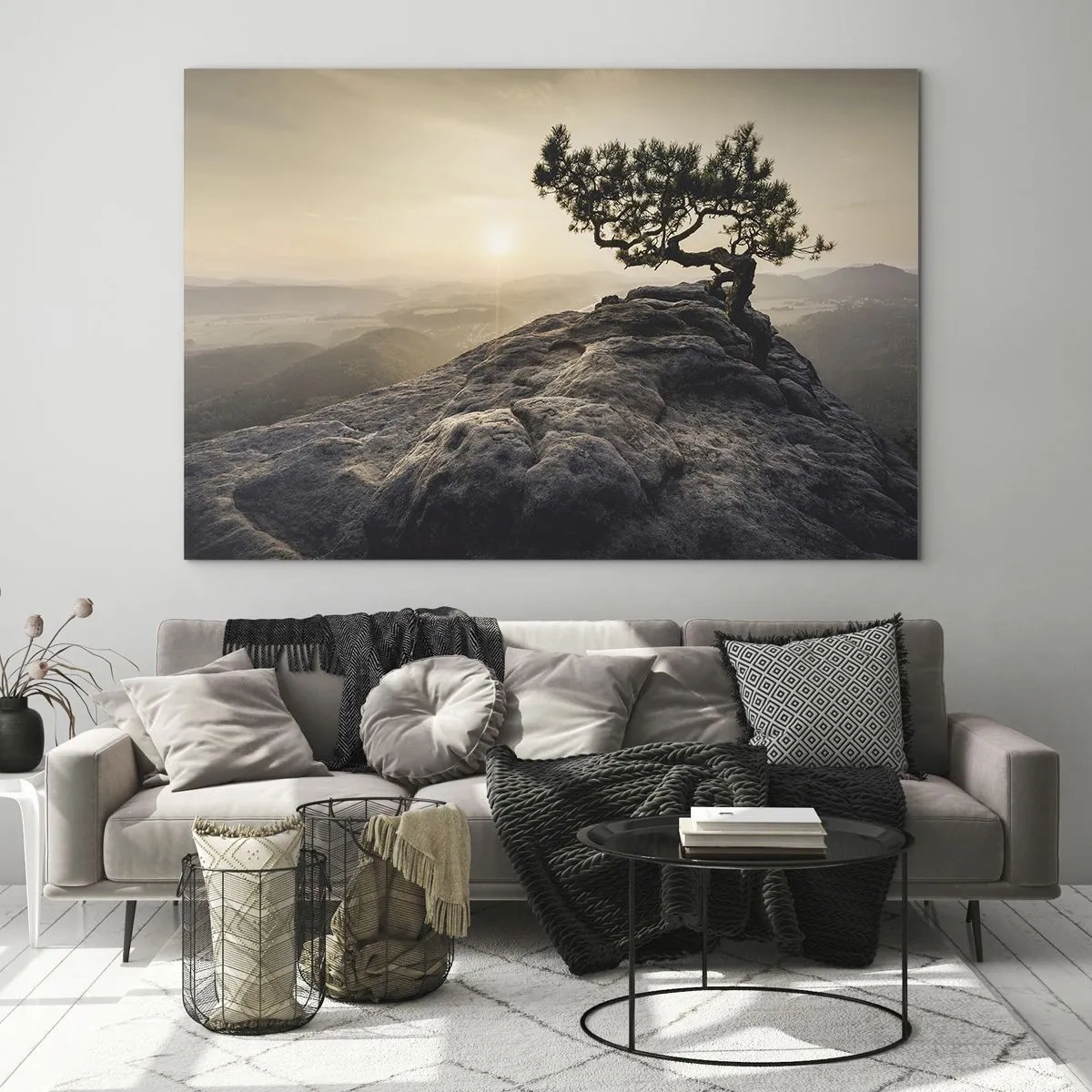 Billede på glas - Et træ på en klippe i lyset fra den opgående sol - 70x50cm - Livet vinder altid - Moderne vægdekoration til stue og soveværelse ARTTOR