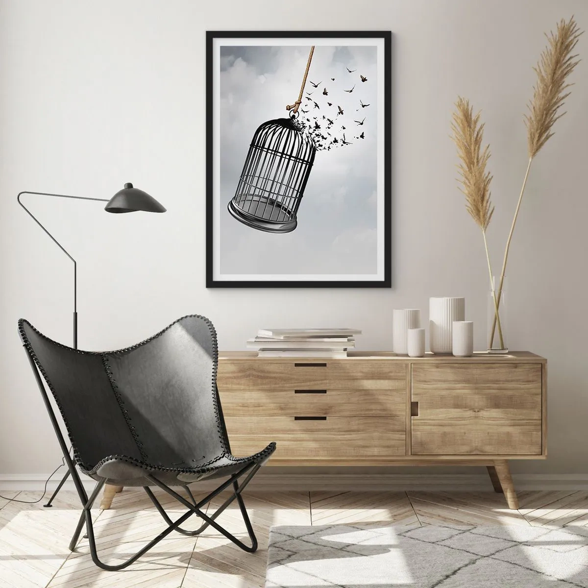 Plakat i sort ramme - Fugle, der flyver ud af et åbent bur mod en baggrund af skyer - 50x70cm - Tro...håb...frihed! - Moderne vægdekoration til stue og soveværelse ARTTOR