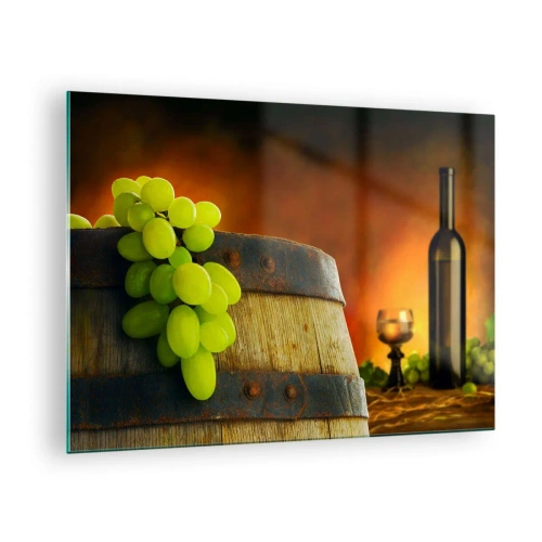 Billede på glas - Druer på en tønde i rustikke omgivelser med vin i baggrunden - 70x50cm - Stilleben med en flaske vin og en drueklaske - Moderne vægdekoration til stue og soveværelse ARTTOR