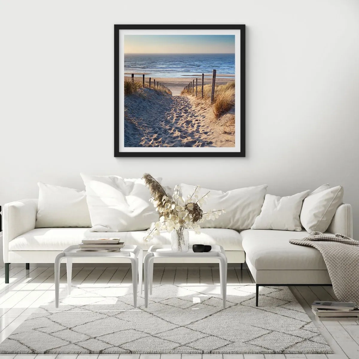 Plakat i sort ramme - Havet brummer, fuglene synger, en vild strand midt i græsset.... - 30x30 cm
