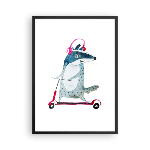 Plakat i sort ramme - Illustration af en grævling på en scooter med lyserøde hovedtelefoner - 50x70cm - Grævlingens glæder - Moderne vægdekoration til stue og soveværelse ARTTOR