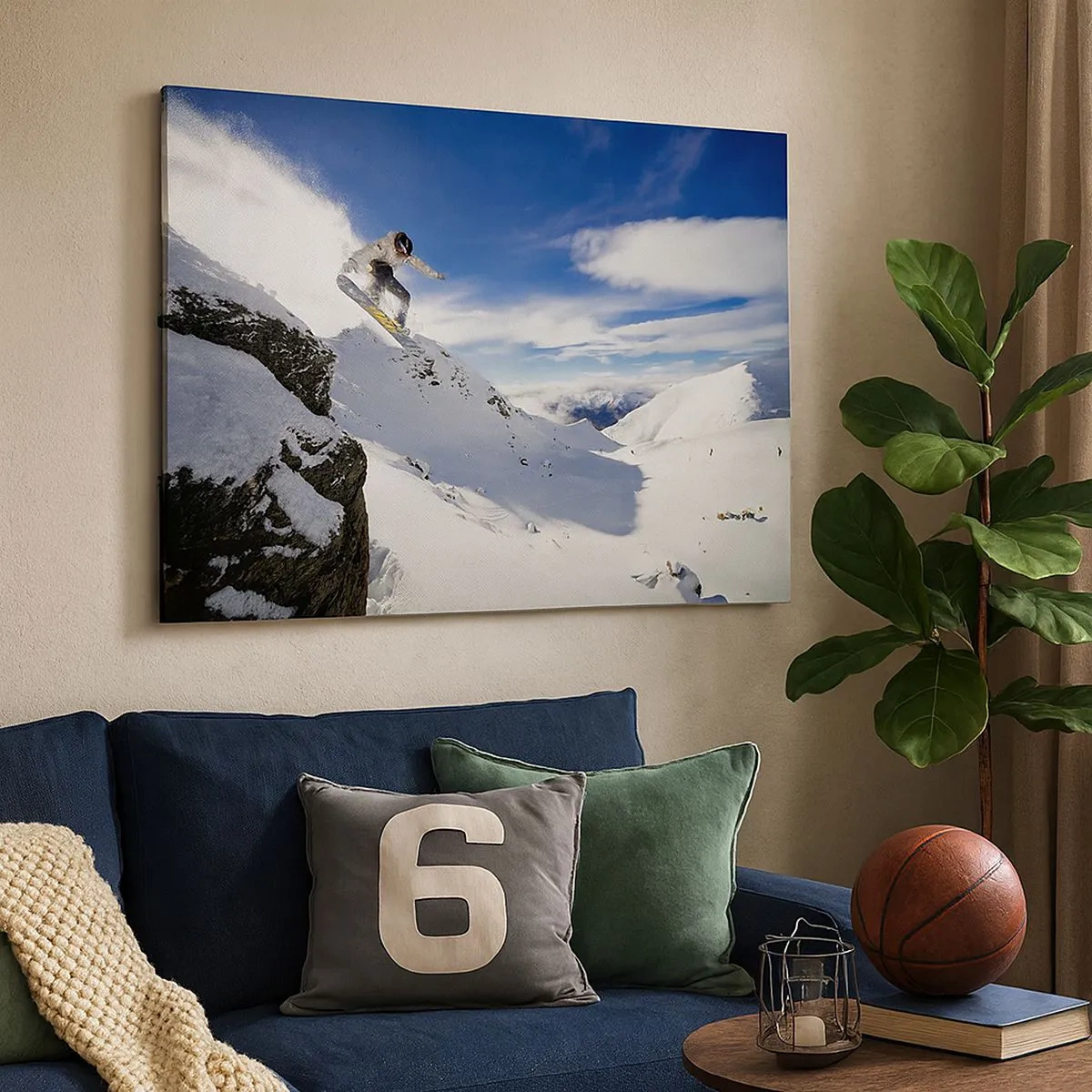 Lærredstryk - Billede på lærred - En snowboarder hopper ud fra en klippe med snedækkede bjerge i baggrunden. - 70x50cm - Frihed uden grænser - Moderne vægdekoration til stue og soveværelse ARTTOR