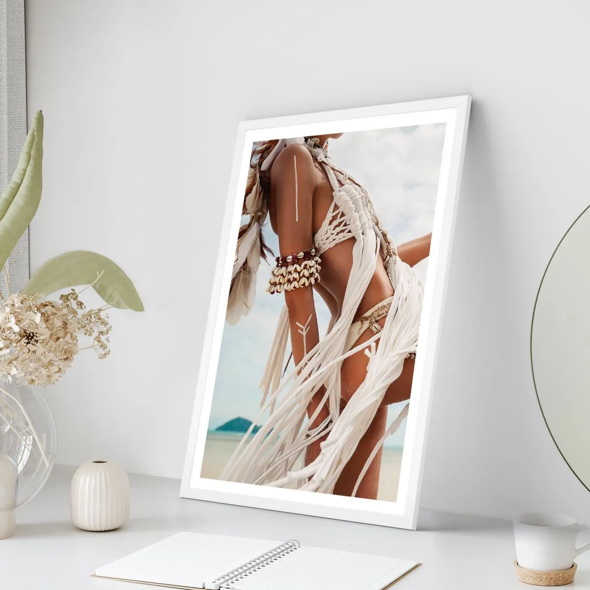 Plakat i hvid ramme - Præstinde af solen - 70x100 cm