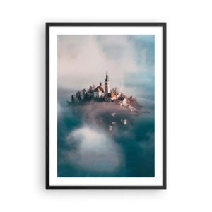 Plakat i sort ramme - En kirke på en ø omgivet af tåge og vand - 50x70cm - Drømmeøen - Moderne vægdekoration til stue og soveværelse ARTTOR