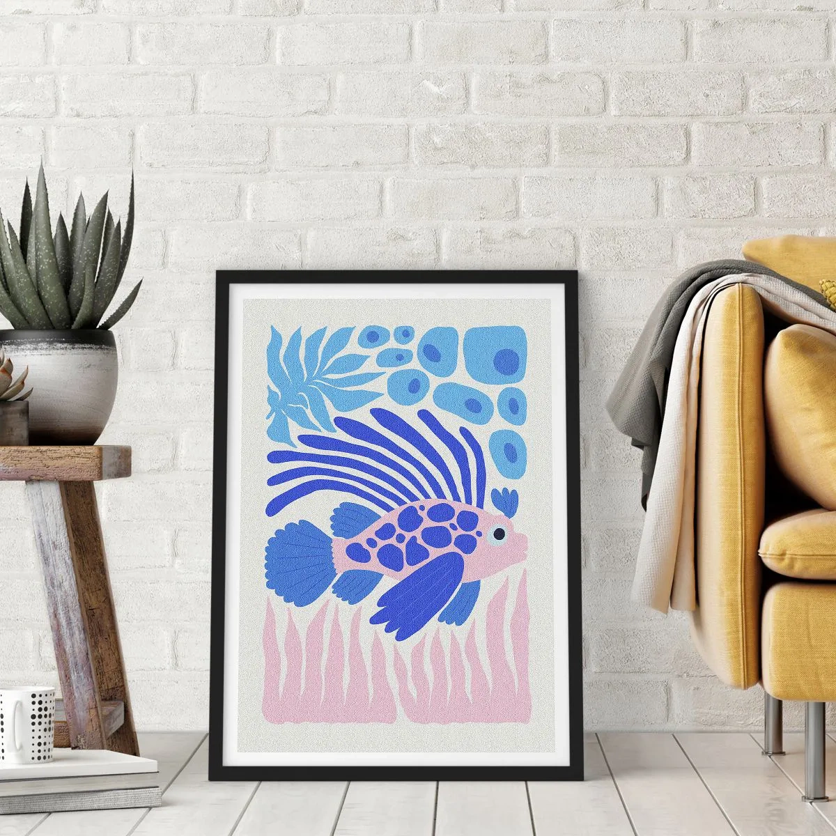 Plakat i sort ramme - Stiliseret eksotisk fisk i en undervandsindstilling - 50x70cm - I dit rette element - Moderne vægdekoration til stue og soveværelse ARTTOR