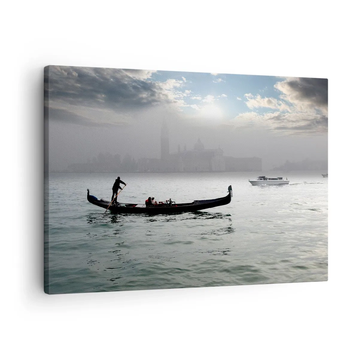 Lærredstryk - Billede på lærred - En gondol glider hen over Venedigs vande en tåget morgen med udsigt over byen. - 70x50cm - En fabelagtig by af vand og tåge - Moderne vægdekoration til stue og soveværelse ARTTOR