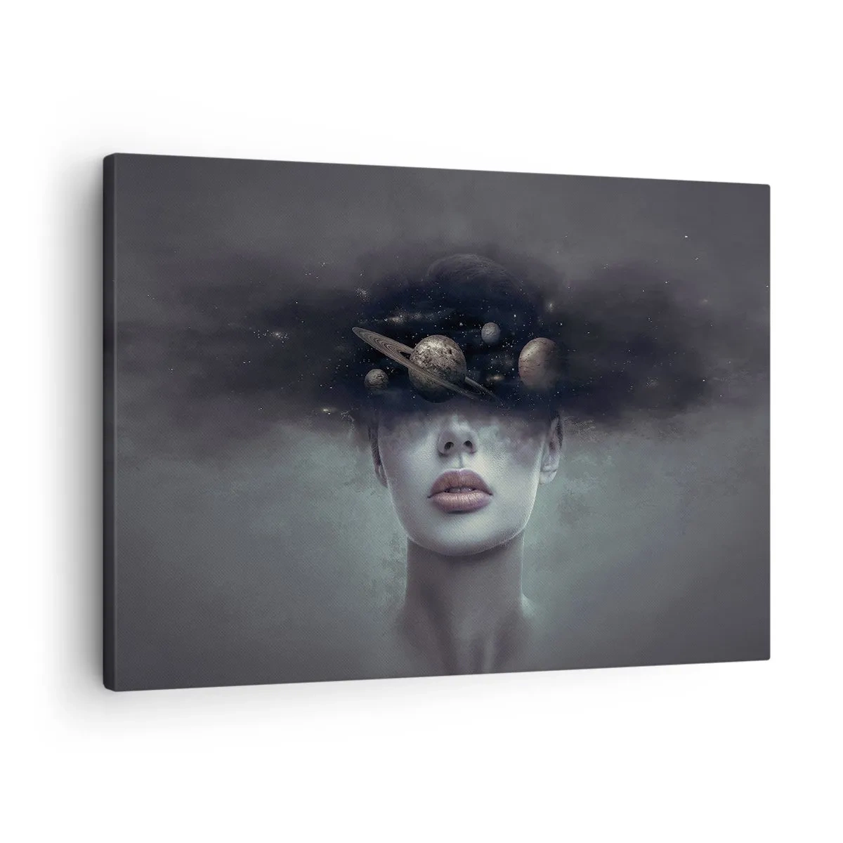 Lærredstryk - Billede på lærred - En kvindes ansigt med et planet- og rummotiv i baggrunden - 70x50cm - Og planeterne er ved at gå amok... - Moderne vægdekoration til stue og soveværelse ARTTOR