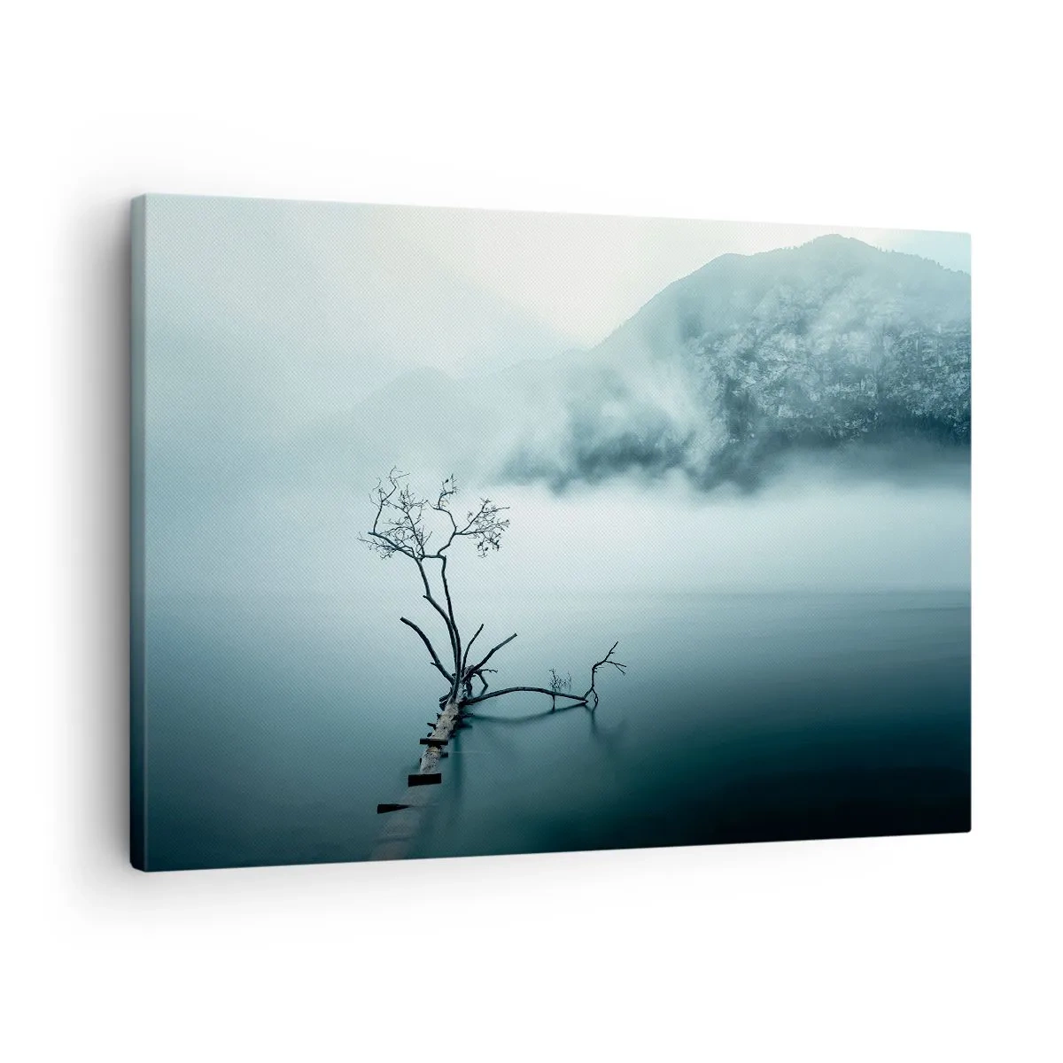 Lærredstryk - Billede på lærred - Et ensomt træ i vandet omgivet af tåge og bjerge - 70x50cm - Ud af vand og tåge - Moderne vægdekoration til stue og soveværelse ARTTOR