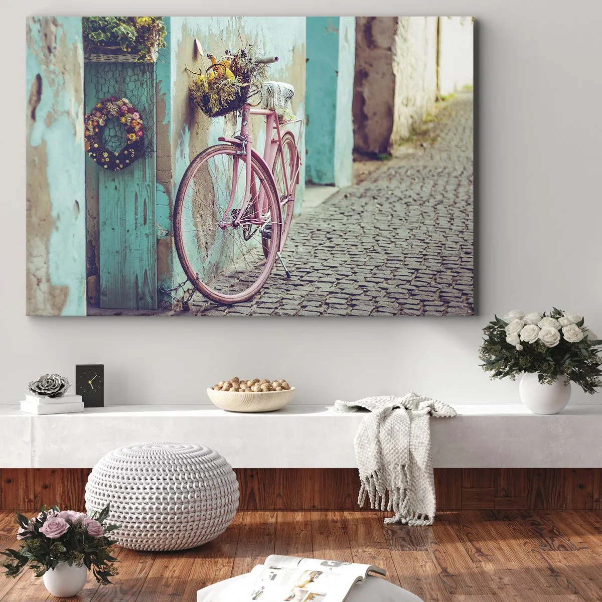 Lærredstryk - Billede på lærred - En lyserød cykel ved en turkis dør - 70x50cm - Jeg vender tilbage om lidt - Moderne vægdekoration til stue og soveværelse ARTTOR