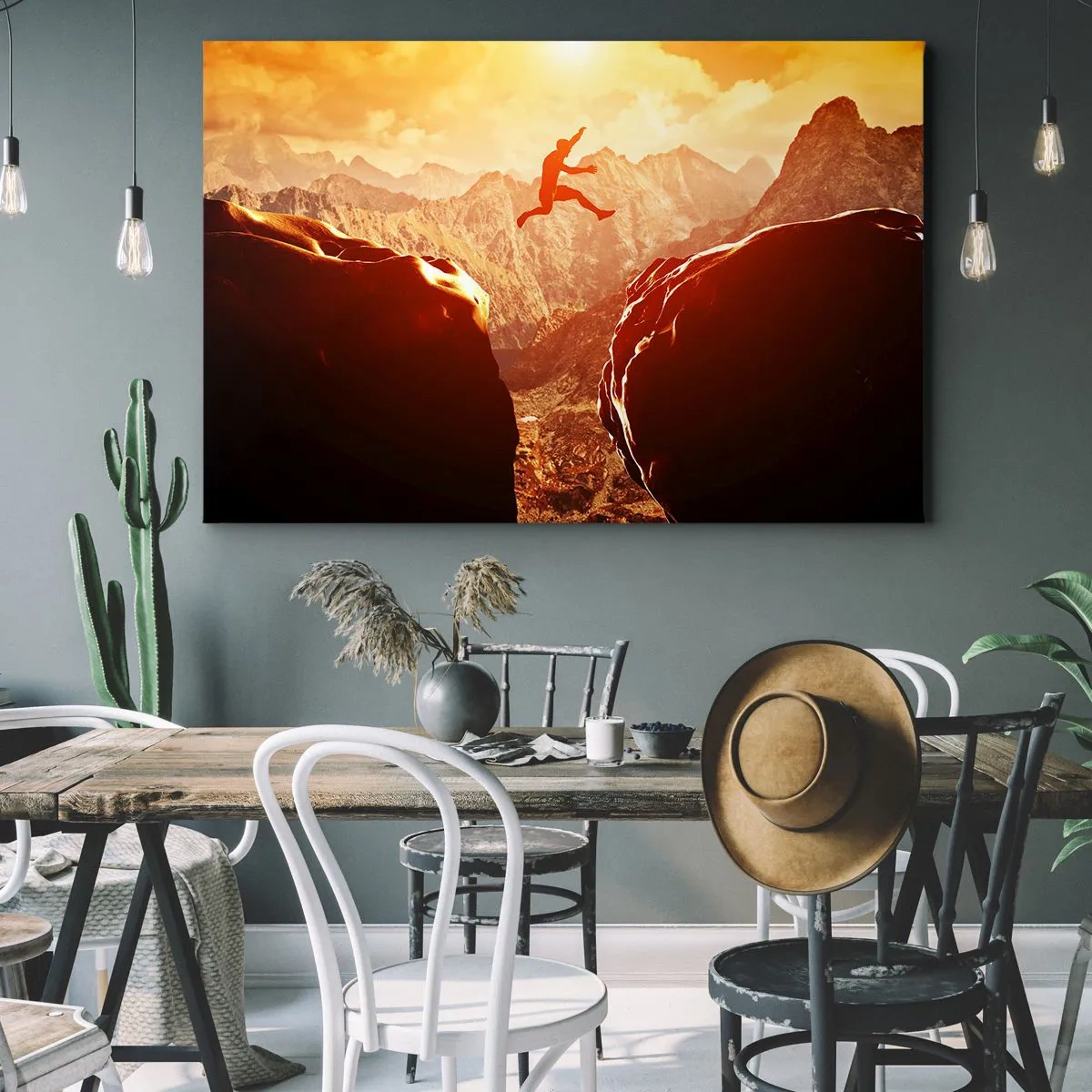 Lærredstryk - Billede på lærred - En figur, der hopper mellem klipper med bjerge i baggrunden - 70x50cm - Overskridelse af grænser - Moderne vægdekoration til stue og soveværelse ARTTOR