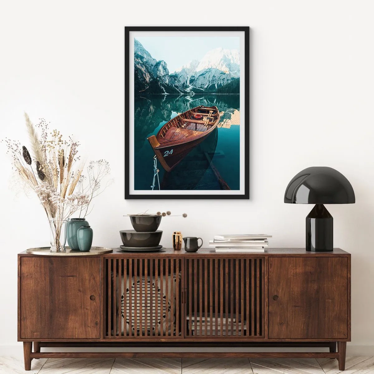 Plakat i sort ramme - En træbåd på en rolig sø omgivet af bjerge - 50x70cm - Som om det var malet på glas - Moderne vægdekoration til stue og soveværelse ARTTOR
