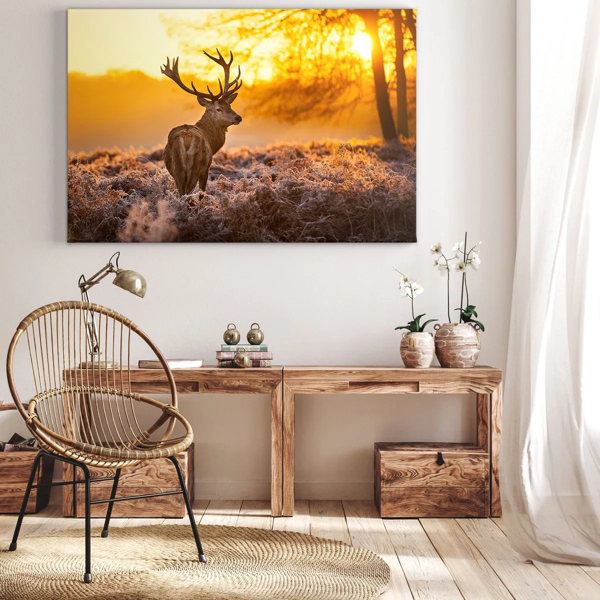 Lærredstryk - Billede på lærred - En hjort mod baggrunden af en efterårsskov oplyst af den gyldne sol - 70x50cm - Kongen af efterårsskoven - Moderne vægdekoration til stue og soveværelse ARTTOR