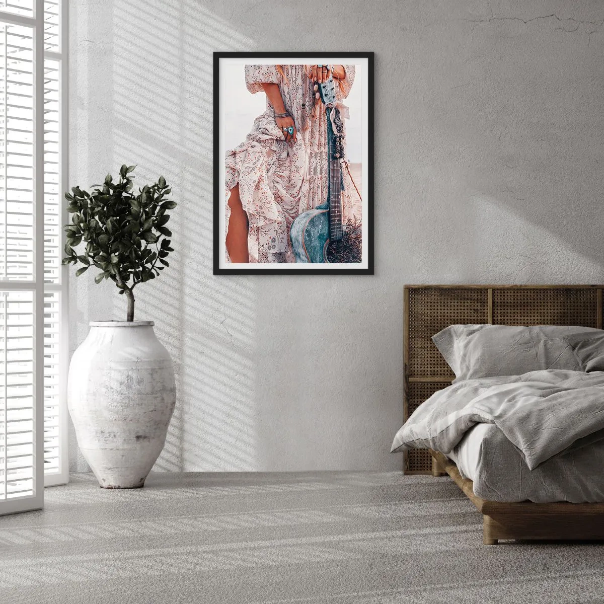 Plakat i sort ramme - Et fragment af en kjole med ornamenter og en boho-stil guitar - 50x70cm - Børn blomster på vej - Moderne vægdekoration til stue og soveværelse ARTTOR