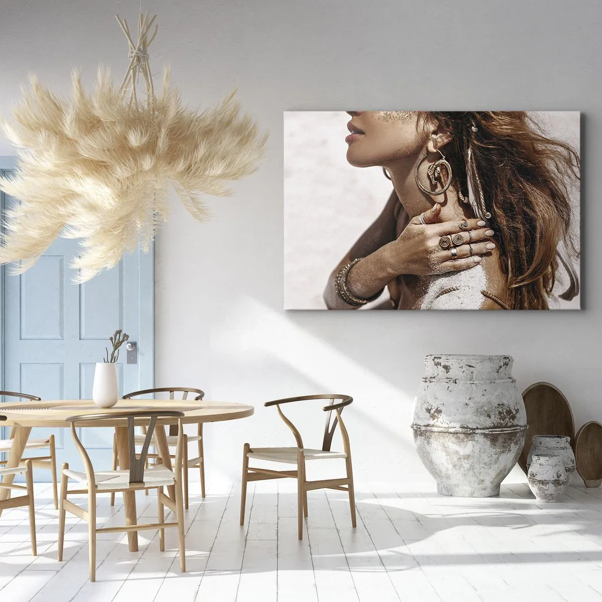 Lærredstryk - Billede på lærred - Stilfuld kvinde med smykker mod en baggrund af lyst sand - 70x50cm - Dronning af den vilde strand - Moderne vægdekoration til stue og soveværelse ARTTOR