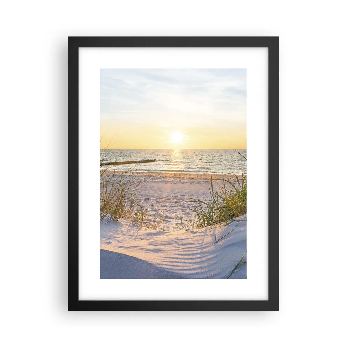 Plakat i sort ramme - Havet brummer, fuglene synger, en vild strand midt i græsset.... - 30x40 cm