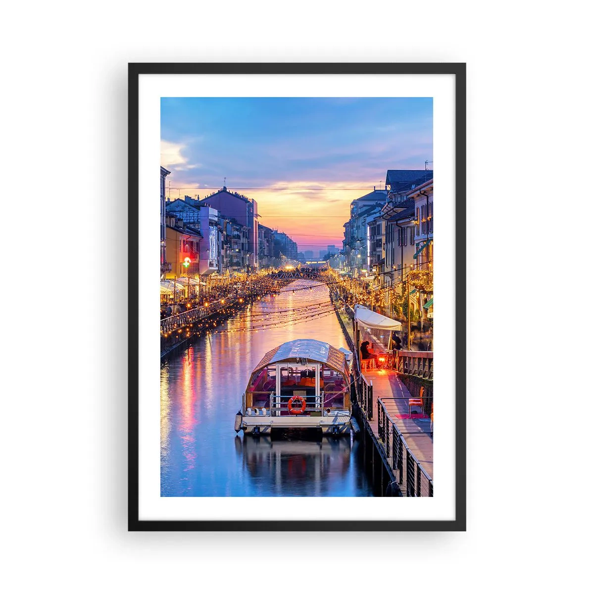 Plakat i sort ramme - Kanal med båd og aftenbelysning i en pastelfarvet solnedgang - 50x70cm - En aften med lys og sjov - Moderne vægdekoration til stue og soveværelse ARTTOR