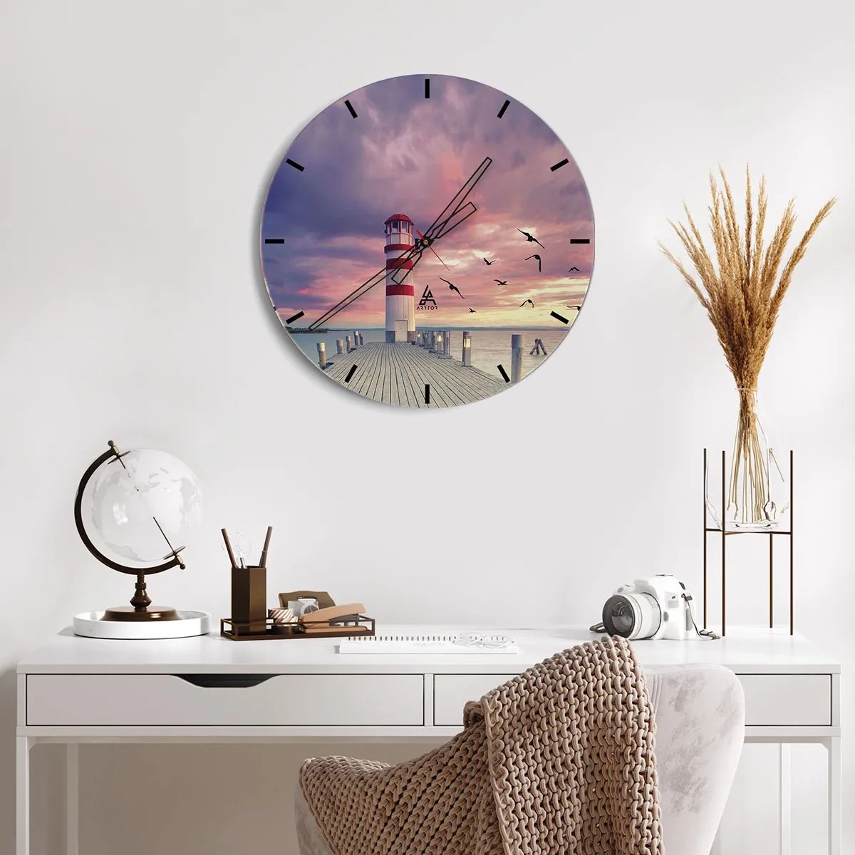 Vægur, Uret - Fyrtårn ved solnedgang over vandet - 30x30cm - Det er tid til havnen - Moderne vægdekoration til stue, køkken og soveværelse ARTTOR