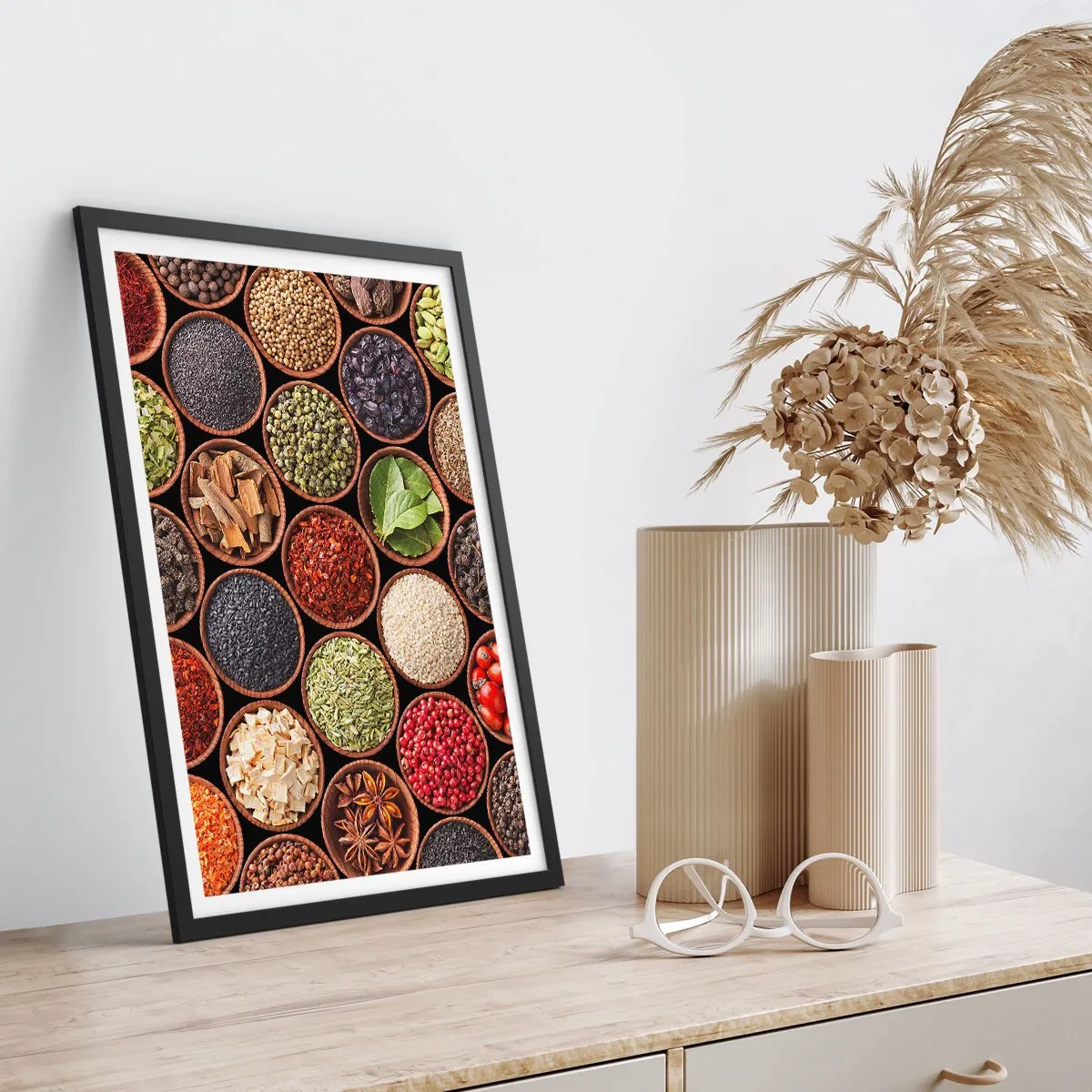 Plakat i sort ramme - Alle verdens smage - 61x91 cm