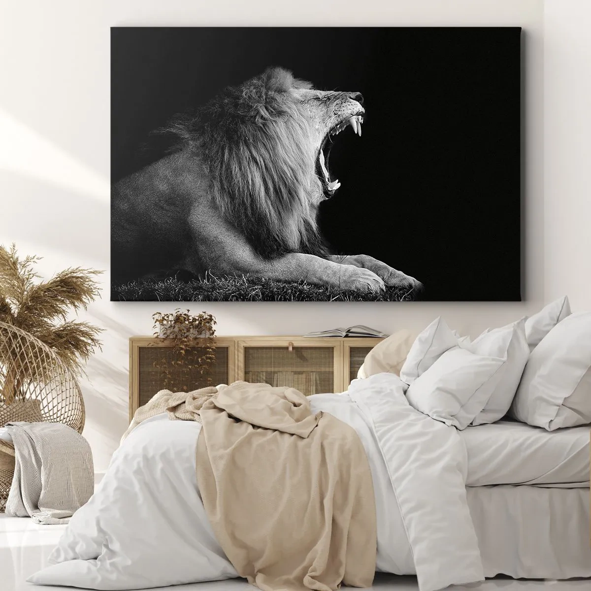 Lærredstryk - Billede på lærred - En brølende løve på en sort baggrund i sorte og hvide toner - 70x50cm - Uden tvivl - Moderne vægdekoration til stue og soveværelse ARTTOR