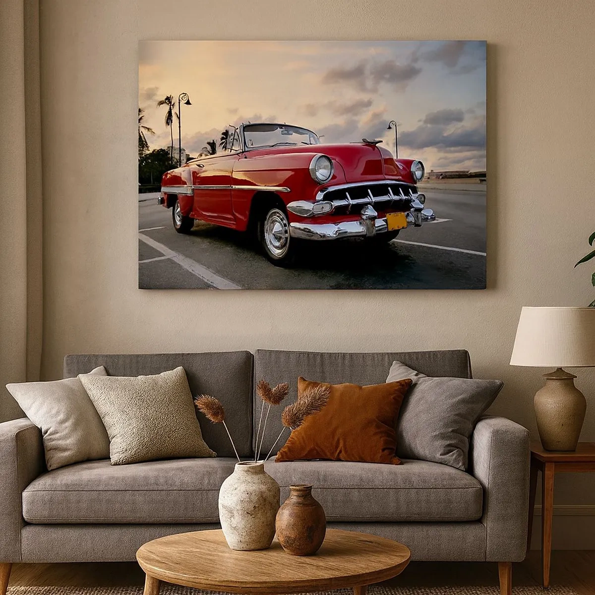 Lærredstryk - Billede på lærred - En rød klassisk cabriolet parkeret ved palmetræer i skumringen. - 70x50cm - Den røde varme i troperne - Moderne vægdekoration til stue og soveværelse ARTTOR