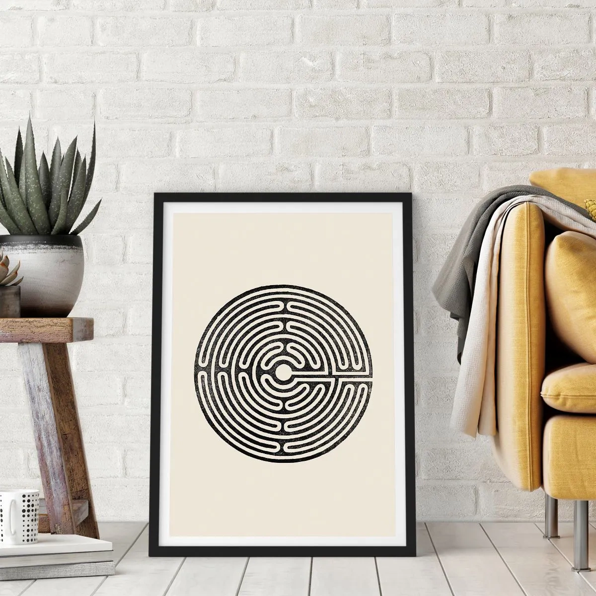 Plakat i sort ramme - En minimalistisk sort-hvid labyrint på en lys baggrund. - 50x70cm - Mystisk orden - Moderne vægdekoration til stue og soveværelse ARTTOR