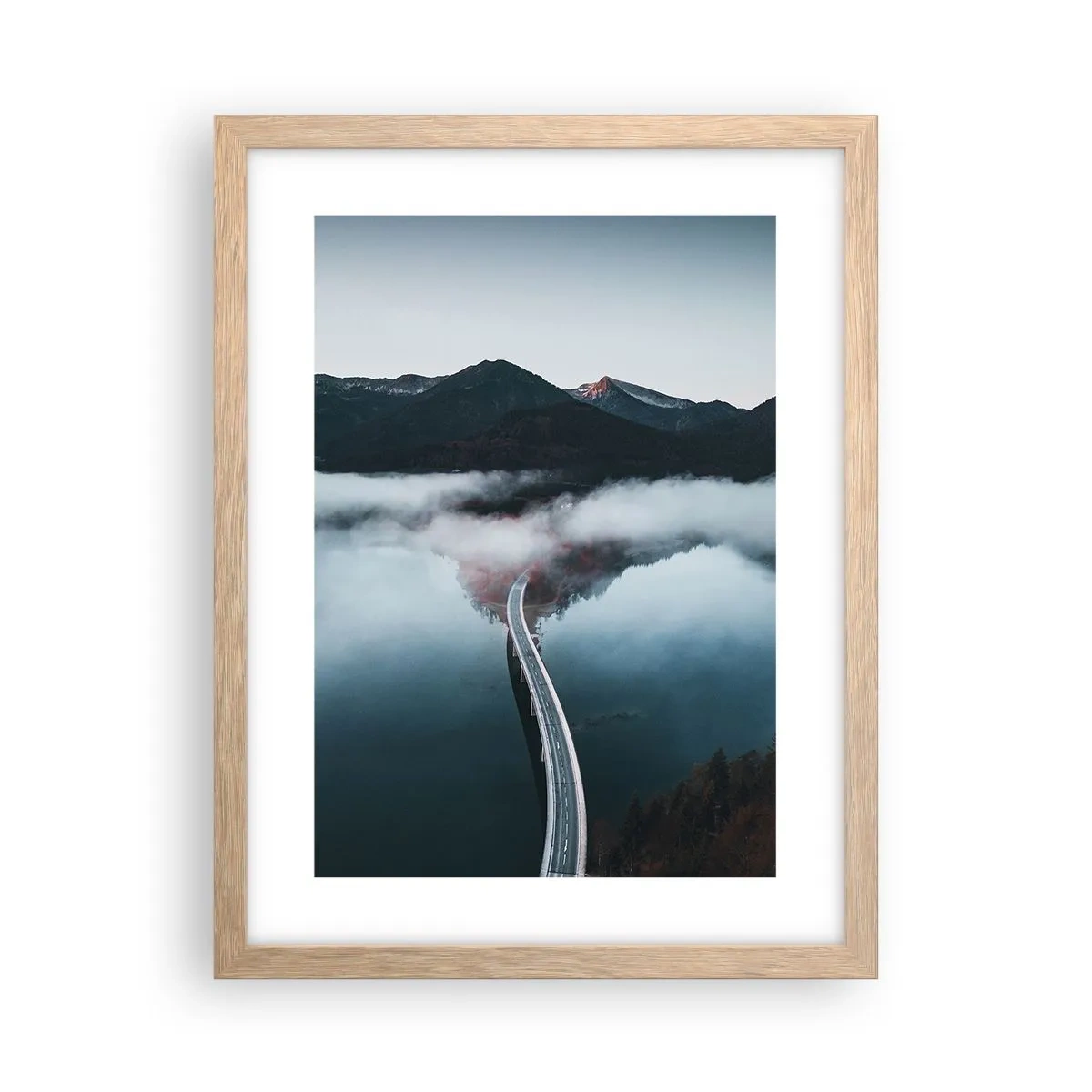 Plakat i ramme af lyst egetræ - Over vand så glat som et spejl - 30x40 cm