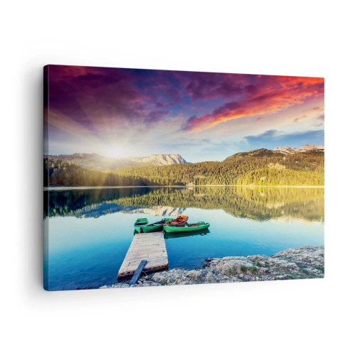 Lærredstryk - Billede på lærred - Solnedgang over søen med både ved molen - 70x50cm - Over vand så glat som et spejl - Moderne vægdekoration til stue og soveværelse ARTTOR