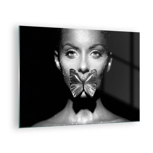 Billede på glas - Portræt af en kvinde med en sommerfugl på læberne i sort-hvid - 70x50cm - Sommerfuglekys - Moderne vægdekoration til stue og soveværelse ARTTOR
