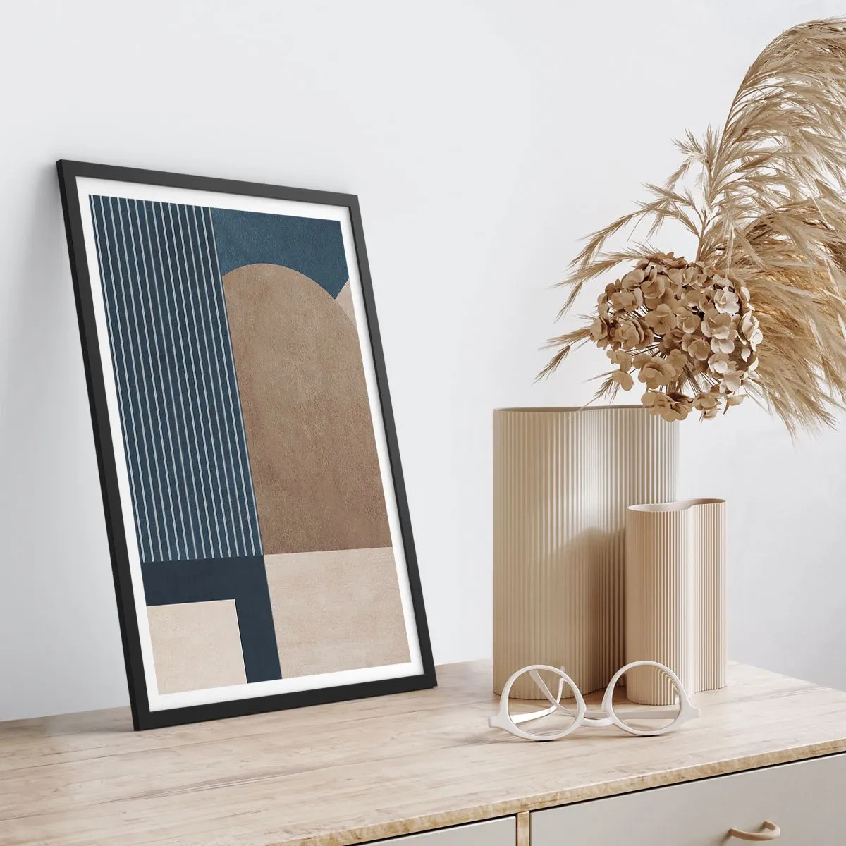 Plakat i sort ramme - Abstrakt geometrisk komposition i nuancer af marineblå og beige - 50x70cm - En komposition af enkelhed og rundhed - Moderne vægdekoration til stue og soveværelse ARTTOR