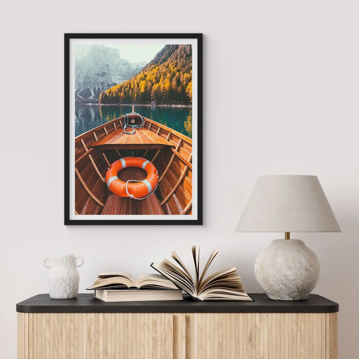 Plakat i sort ramme - En træbåd på en sø omgivet af bjerge - 50x70cm - Bjergtur - Moderne vægdekoration til stue og soveværelse ARTTOR