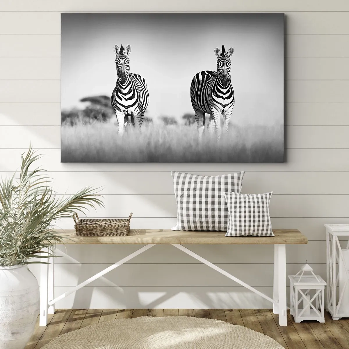 Lærredstryk - Billede på lærred - To zebraer i savannen i en monokromatisk stil - 70x50cm - Og alligevel er verden sort og hvid - Moderne vægdekoration til stue og soveværelse ARTTOR