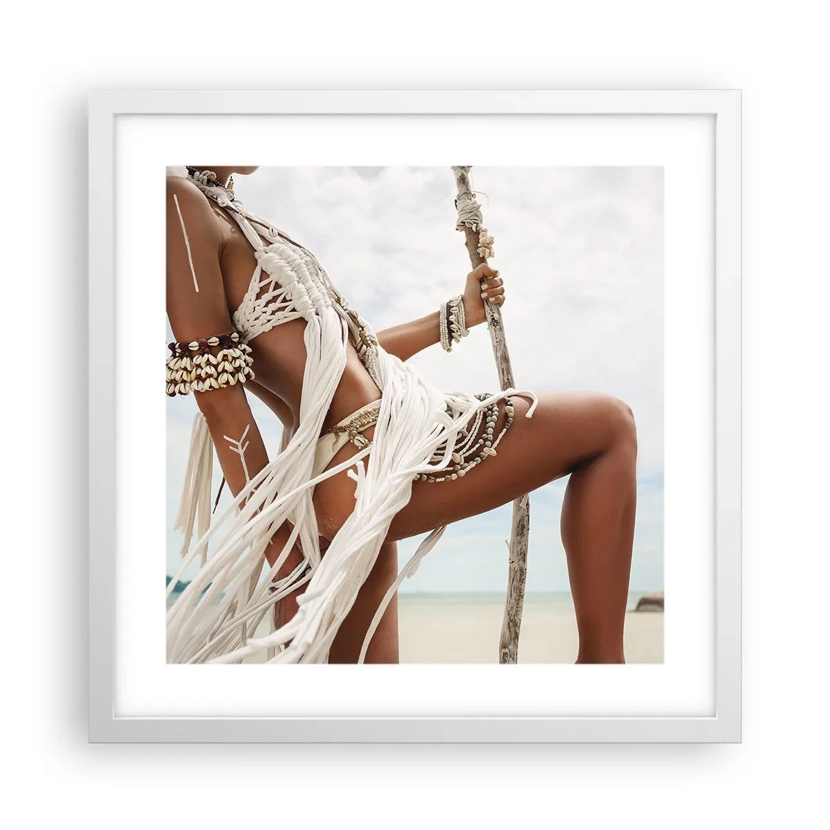 Plakat i hvid ramme - Præstinde af solen - 40x40 cm