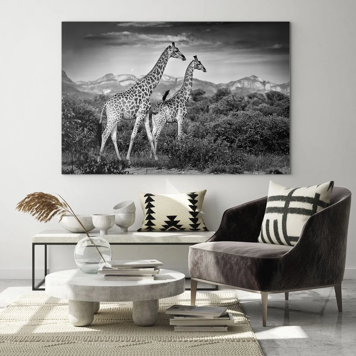 Billede på glas - Et sort-hvidt fotografi af to giraffer på savannen. - 70x50cm - Afrikas overklasse - Moderne vægdekoration til stue og soveværelse ARTTOR