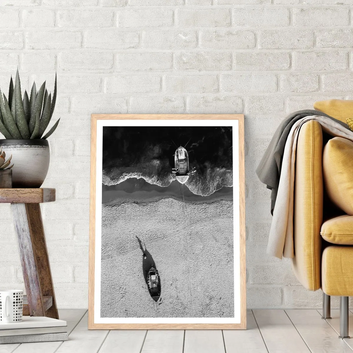 Plakat i ramme af lyst egetræ - Stadig på kysten... - 50x70 cm